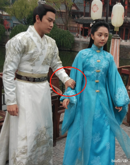 『谭松韵』都说任嘉伦谭松韵是假想情侣，看到合照时男方的手，细节骗不了人