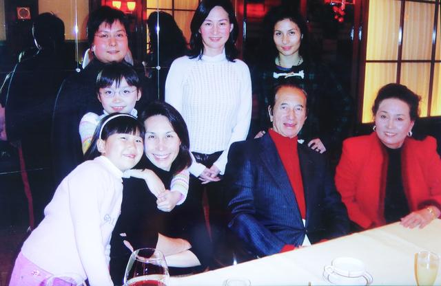 赌王|赌王四房珍藏合影曝光：许晋亨陈百强惊喜出镜，神秘儿子何猷邦被刻意隐藏