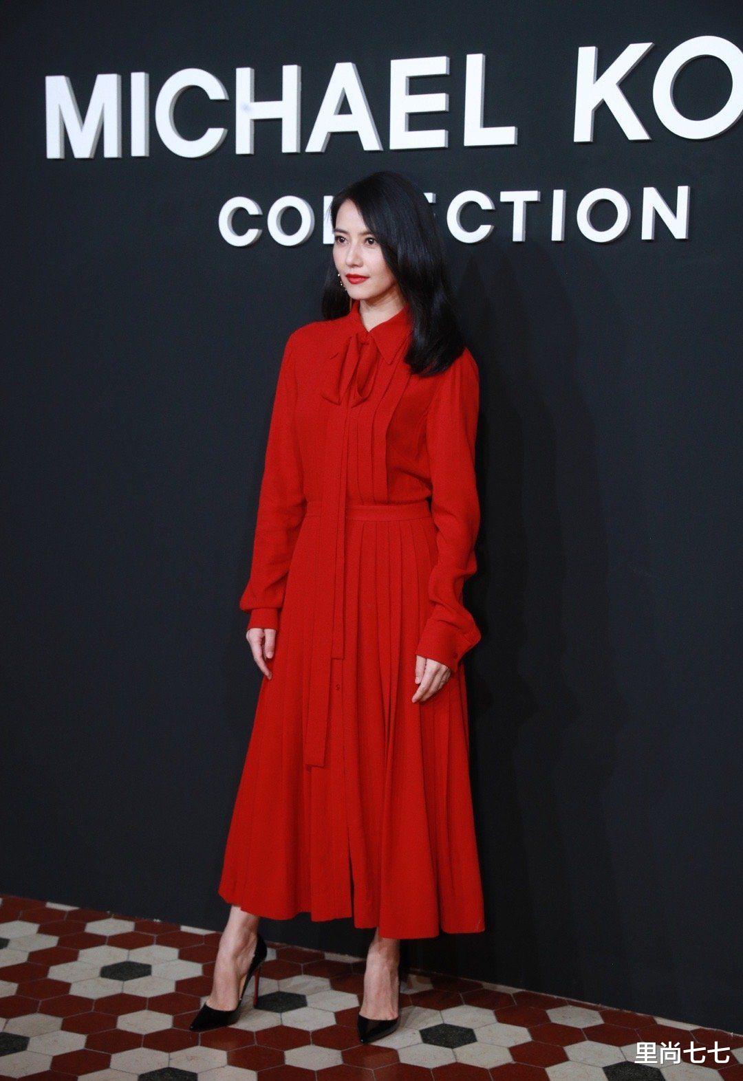 高圆圆|高圆圆生图太年轻，红裙红唇美成焦点，同框小19岁宋祖儿被碾压