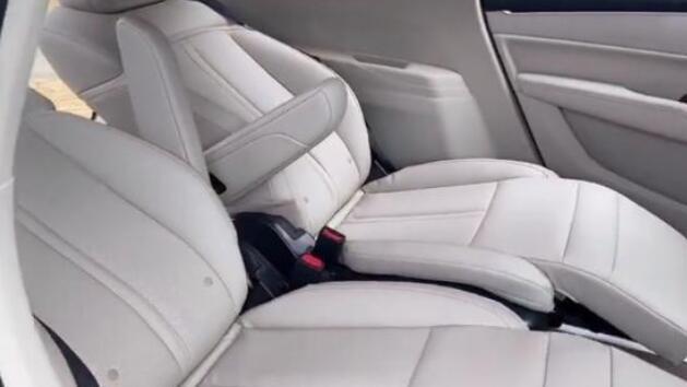 五菱▲五菱首款银标MPV亮相，一身大牌加持，后排“魔术座椅”可半躺