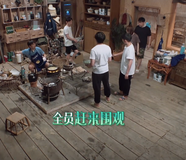 黄磊|黄磊做叫花鸡失败，里外焦黑，谁注意他下意识说的啥？你是明星啊