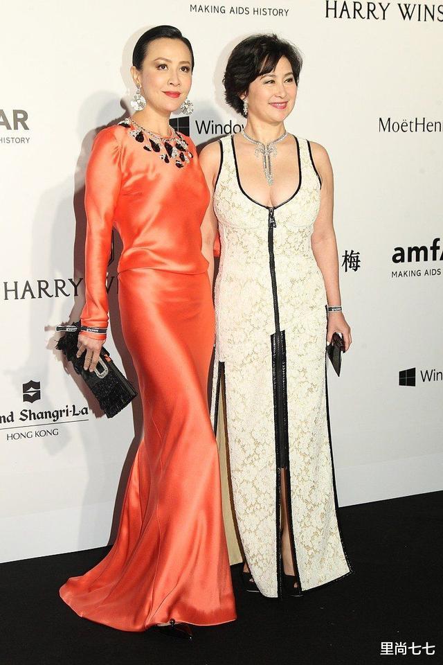 「刘嘉玲」何超琼为了赢刘嘉玲太拼！拉链只拉一半秀曲线，肉感身材太抢镜