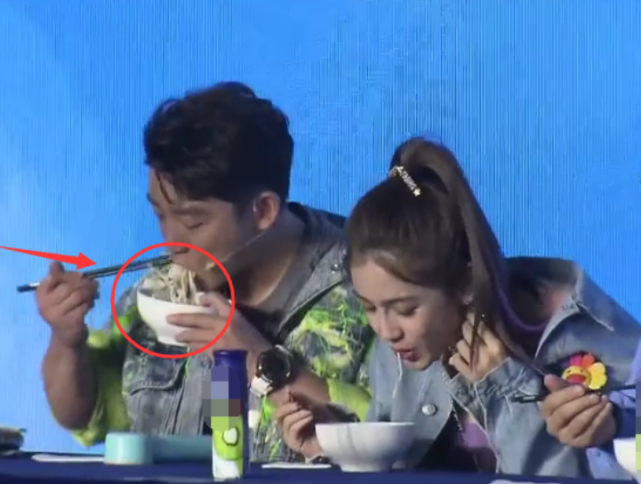 奔跑吧兄弟：跑男集体嗦粉挑战，baby都是一根根的吃，谁注意郑恺？我服了