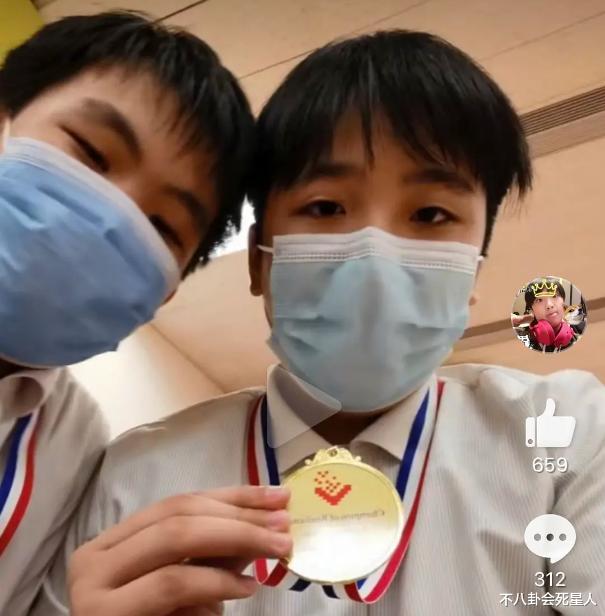 费曼▲费曼小学毕业啦!高大壮硕赶超吴镇宇,眉眼间仍是大帅哥