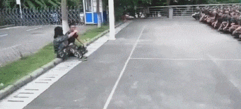 ##搞笑GIF：这孩子有前途，这么小就知道看美女？