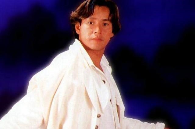 「谭咏麟」他是流行乐坛代表人物之一，如今69岁的他，事业成功家庭恩爱