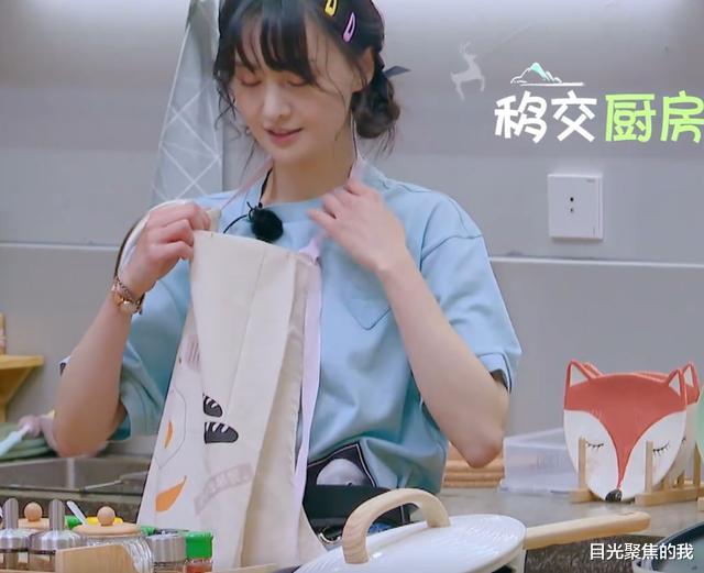 郑爽|有种不避嫌叫郑爽，独处时为张新成穿围裙，伸手系腰间带时，懵了