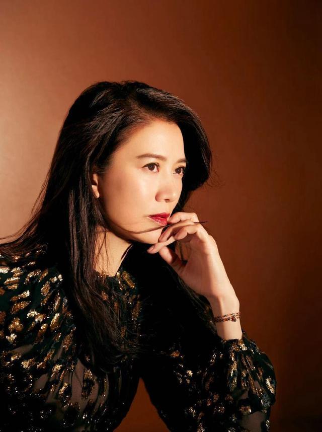 穿衣搭配|袁咏仪高调起来不敢认，亮片上衣配铅笔裤明艳霸气，大姐大的气场