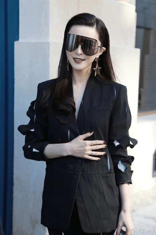 西装|范冰冰在国外真高调，穿黑色西装故意挖空，配“姨妈色”红唇A爆