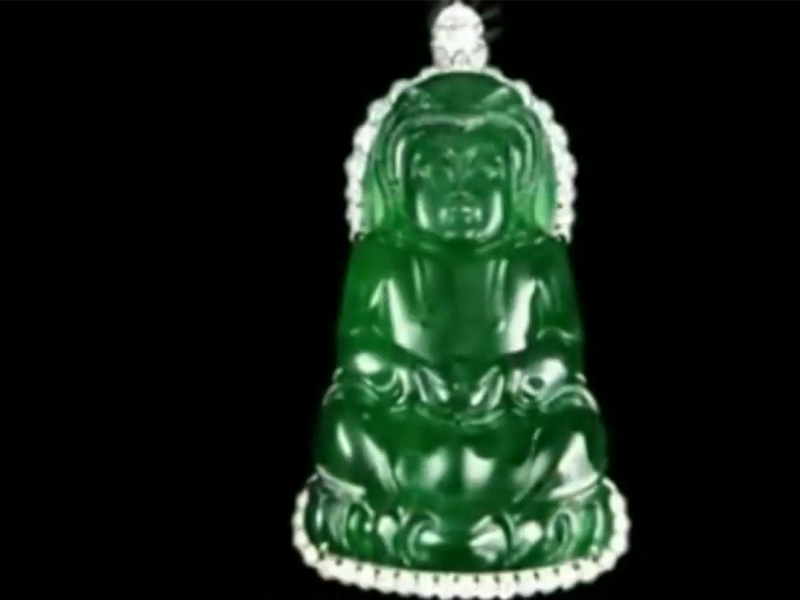 翡翠▲大叔一千多万买的原石，做成翡翠来鉴宝，专家：这运气也太好了！