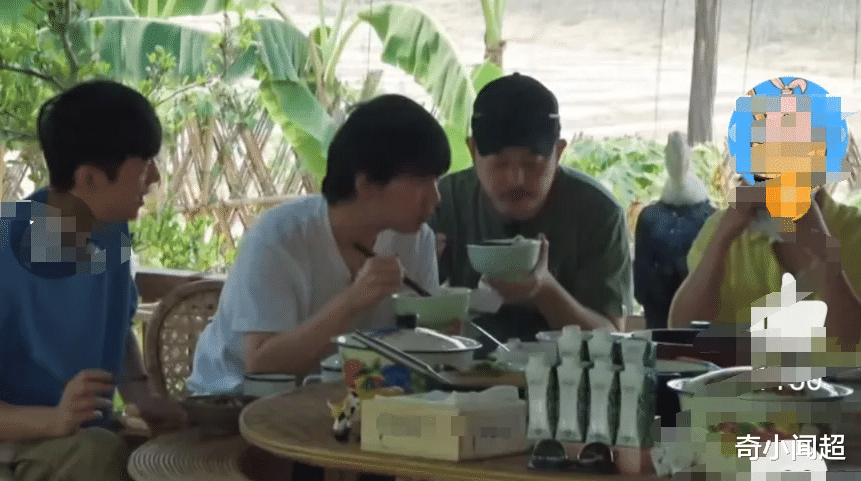 『』向往的日子：大家都在厨房站着，镜头扫过桌上调料瓶，真做饭假做饭太清楚了