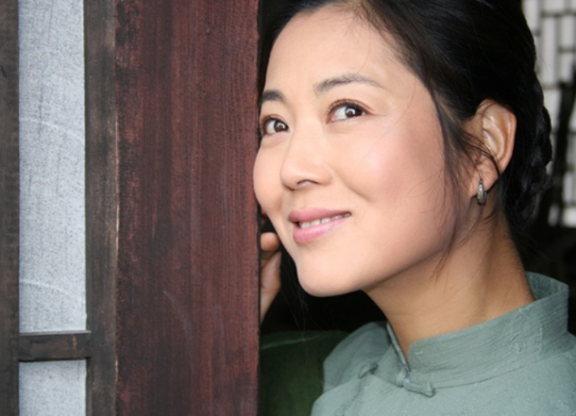 当年红极一时的美人, 自曝婚前曾有过20个男友, 如今51岁越活越潇洒