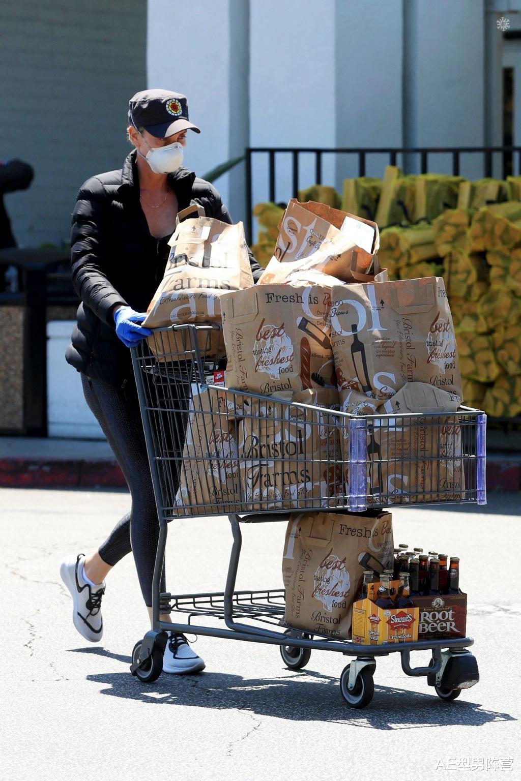 查理兹·塞隆▲45岁“塞皇”查理兹·塞隆出街照！S形曲线抢眼，身材比20岁还要好