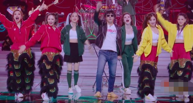 宁静|《浪姐》乐队海报：都是队长坐着，看到宁静组：有地位就是不一样