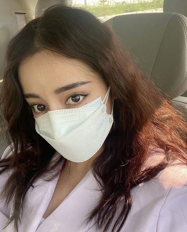 迪丽热巴|迪丽热巴晒房车自拍，有谁注意左上角的矿泉水，原谅我没见过世面