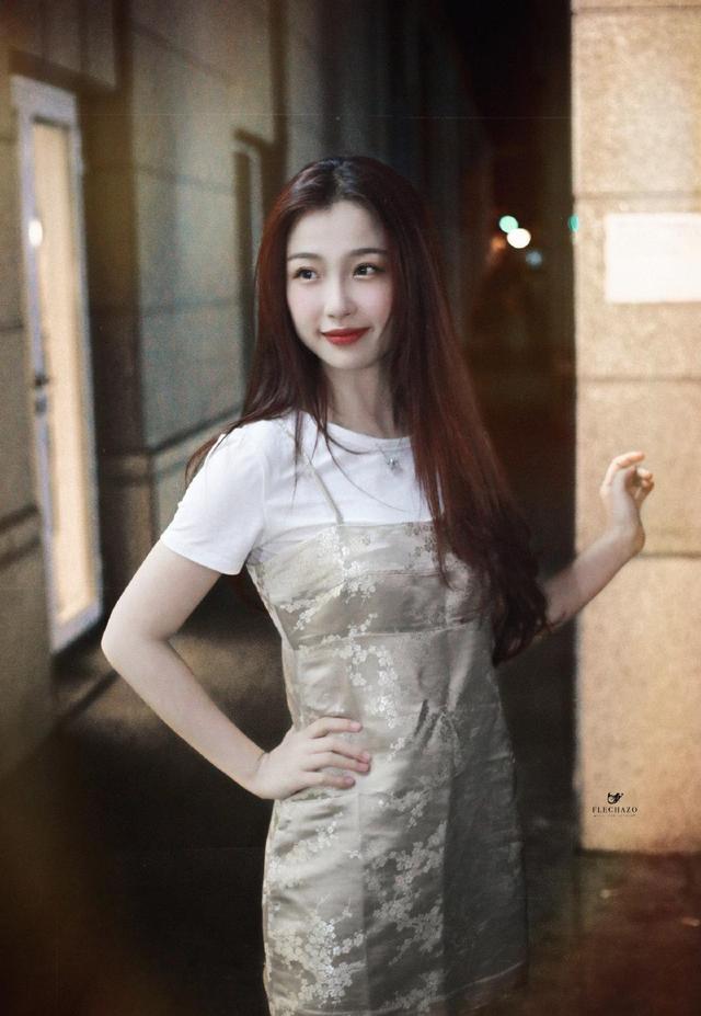 虞书欣|虞书欣波点长裙搭配绿色手提包,扎起蝴蝶结马尾,复古名媛即视感