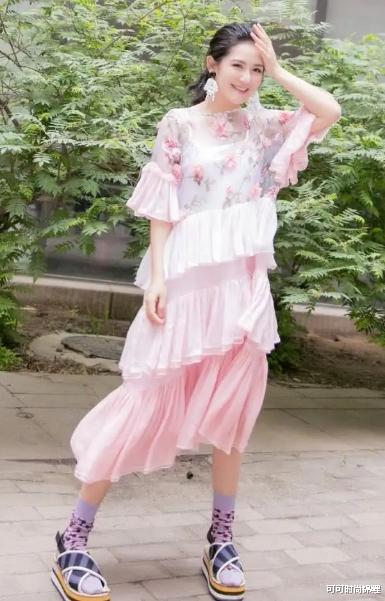 t恤：谢娜终于穿出高级感！白t恤塞进半身裙拉长腰线，换新发型很减龄