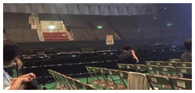 演唱会|歌手开过最尴尬的演唱会：用黑布把座位给遮住，充当观众！