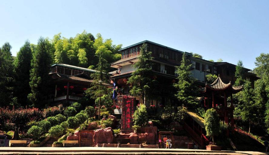 张家界|重庆“巨型”景区走红，人称西南“张家界”，千瀑之景不输九寨沟