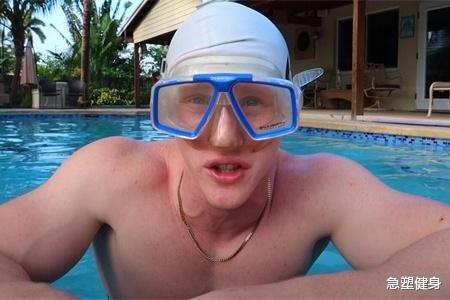 肌肉男：肌肉男每天游泳1000米，连续游了7天，看身材有多大变化