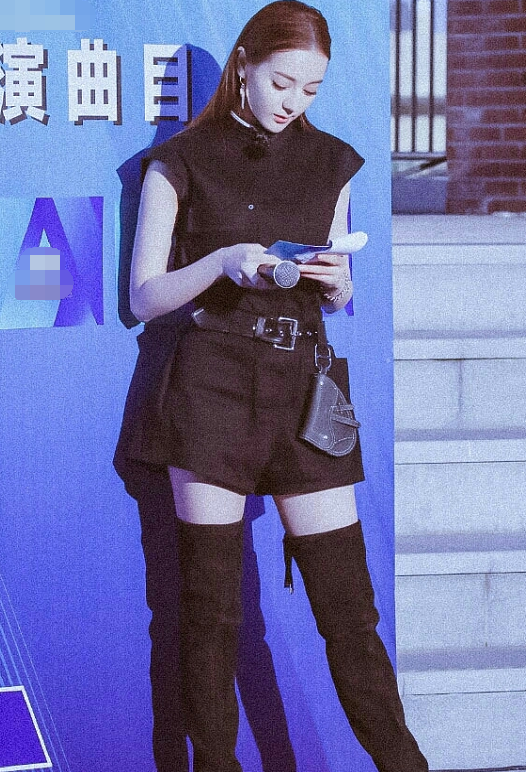 「迪丽热巴」迪丽热巴操场录节目，谁注意她脚上的鞋？体育老师都不敢这么穿