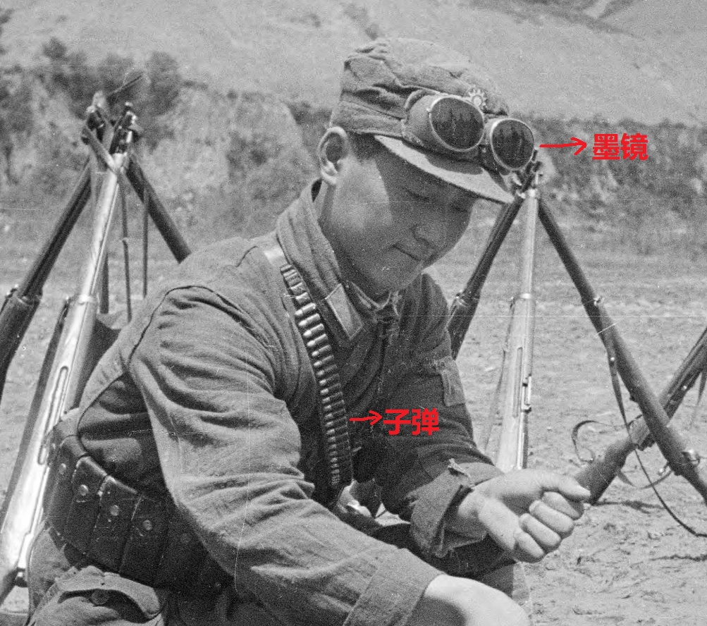 八路军|实拍八路军“特种兵”，头戴墨镜身挂子弹，还缴获了歪把子机枪