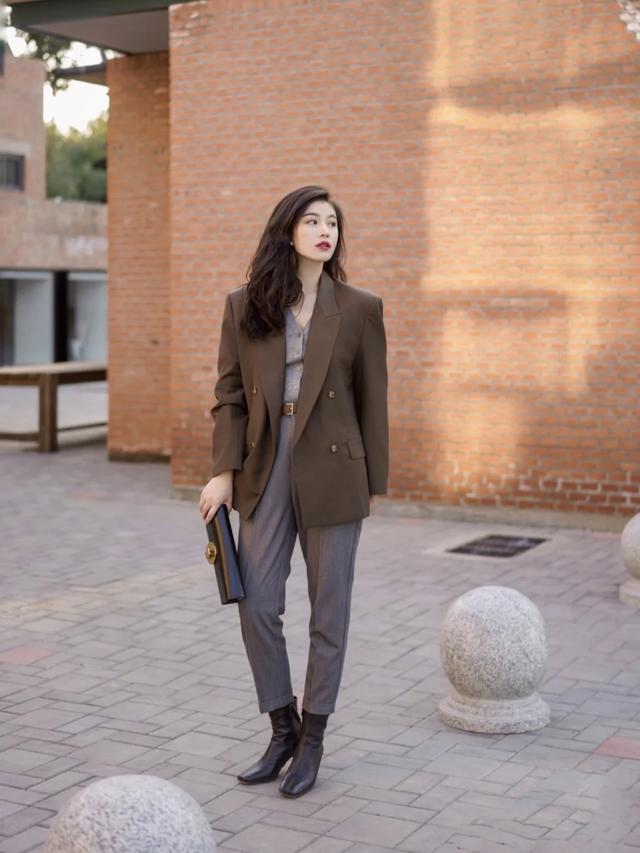 |30岁女人职场轻熟风穿搭示范，干练不失优雅气质，照着穿就对了