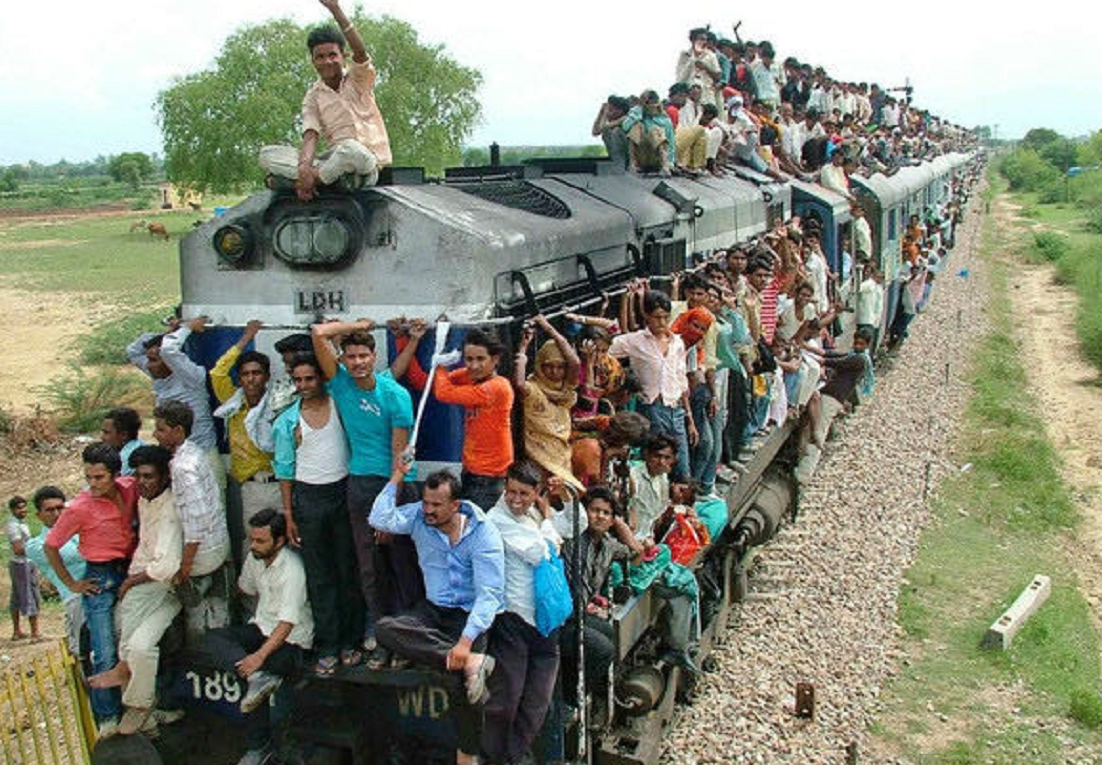 印度：印度军队一辆摩托搭60人破纪录，为啥印军摩托车玩得那么溜？