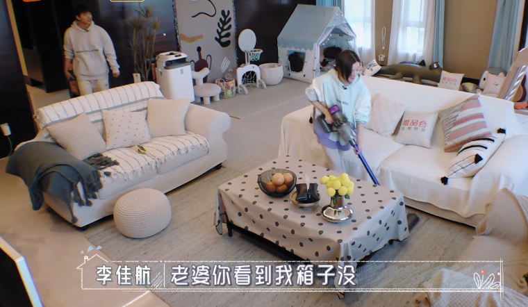 李佳航▲李佳航在家不用干家务，跟李晟分房睡，感叹做演员不够红心情焦虑