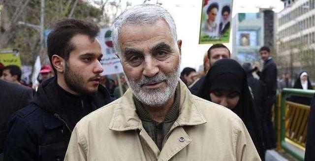 伊朗▲猝不及防！军方突然对尼米兹级航母猛烈开火，海面瞬间燃起大火球