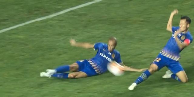 江苏苏宁|苏宁90分钟进球判无效，申花球员4张黄牌！中超裁判今夜压力不小