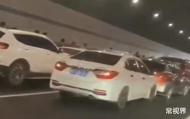 常视界|广东东莞一隧道发生20多辆车连续追尾，司机无奈下车等待，场面太壮观！