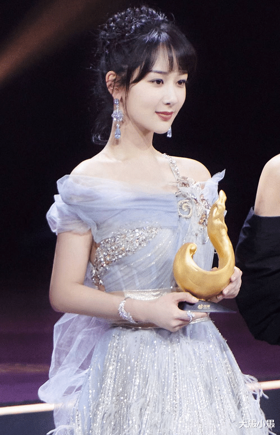 『发型』终于等到杨紫换发型了，换新刘海惹争议：还是换回去吧！