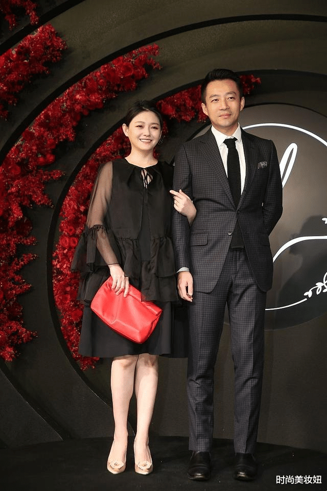 『连衣裙』大S中年发福好贵气，穿黑色娃娃装连衣裙配低马尾，真信有130斤