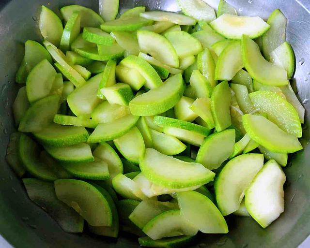 「金针菇」西红柿和“它”一起炒，润肠减脂，晚餐这么吃，衣服穿回最小码