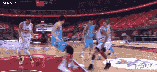 周琦|霸气！王少杰对上2米16周琦，迎面隔扣不讲理，这画面太残暴