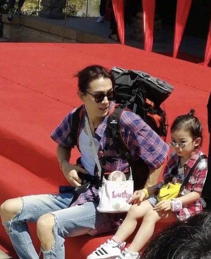 【刘亦菲】有种“大麻烦”叫戚薇一家,限籍令颁布后,网友:她比刘亦菲还难