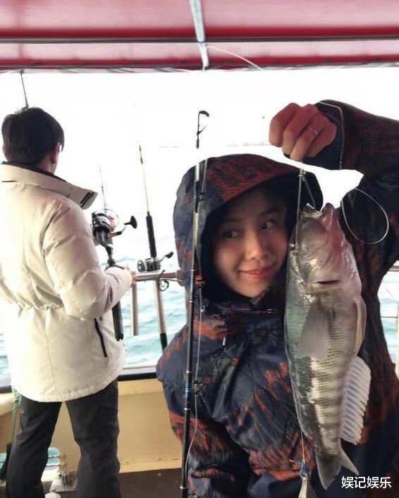 刘诗诗|刘诗诗一家三口逛街，吴奇隆抱儿子等老婆买甜品，步步被赞可爱