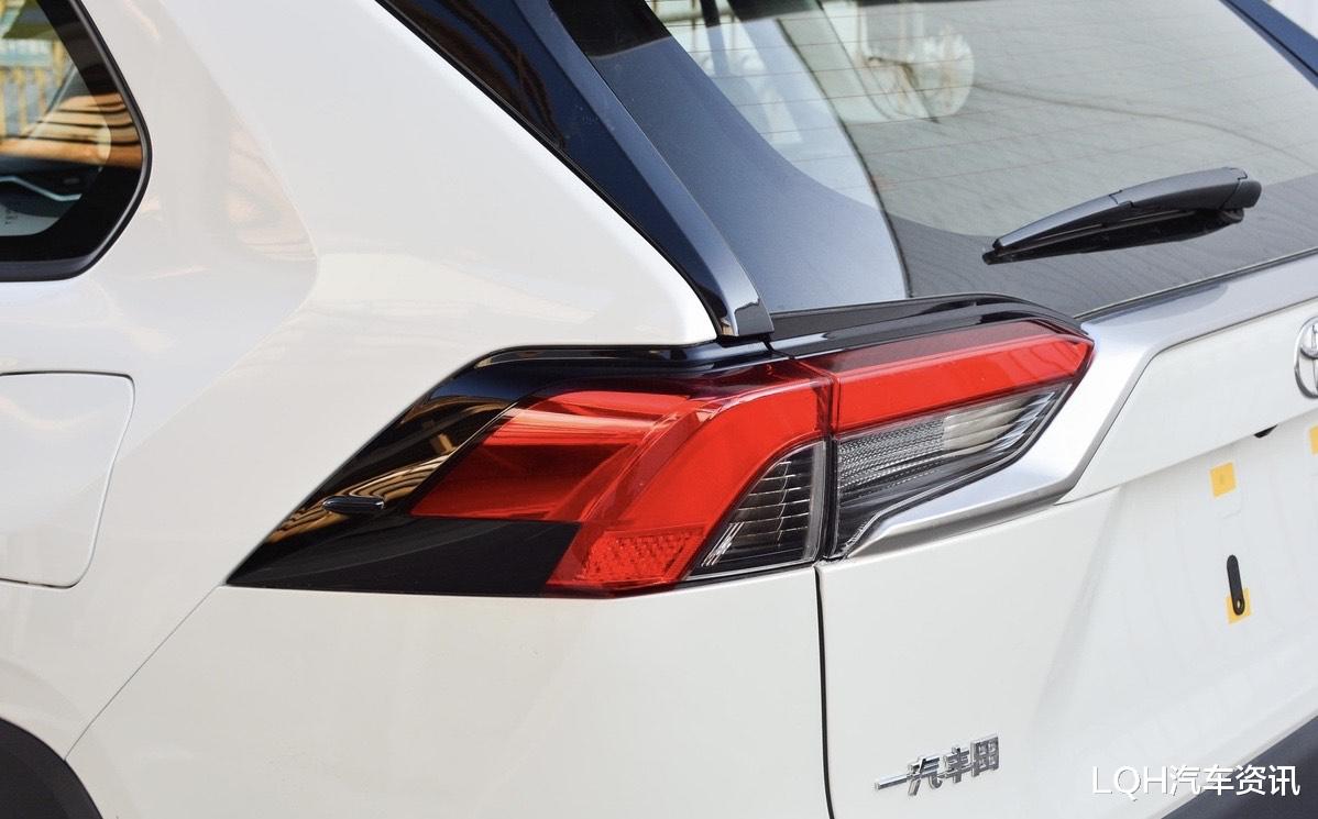 「丰田RAV4」丰田又一款“省油王”，油耗4.7L，加满能跑1000多公里