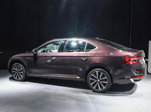 『本田雅阁』16.99万跌到13万,一年没白等,成最良心大众B级车,放弃雅阁就买它