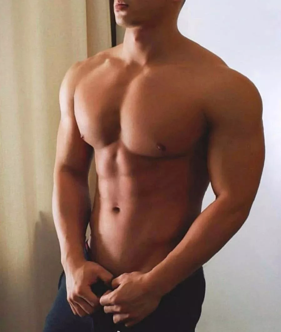 #胸肌#这就是胸肌撑爆衣服的快感，大到没朋友！