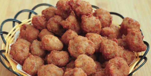 面粉|炸肉丸有人放面粉，有人放淀粉，这才是正确做法，外酥里嫩超级香