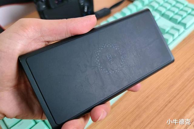 |没数据线也能充？小米生态链推出新款无线充电宝，支持三设备同充