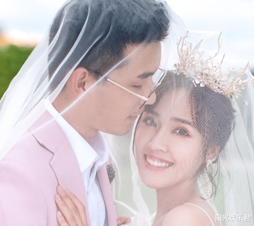 官宣|又一女星官宣结婚，两人结婚照夫妻相满满，两人多年扶持太感人