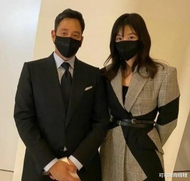 发型|38岁全智贤久违亮相，没有满级美颜滤镜，穿风衣剪刘海变这样？