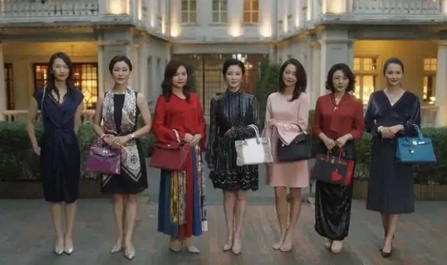 章泽天|“584亿，换不来一个C位”，章泽天富婆圈合照被群嘲