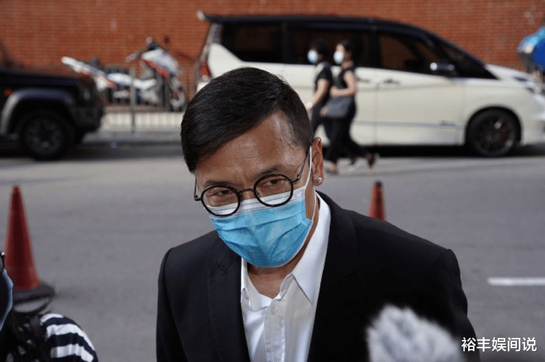 「黄日华」38年兄弟情不变！刘德华携妻现身黄日华妻子追悼会，梁朝伟未现身