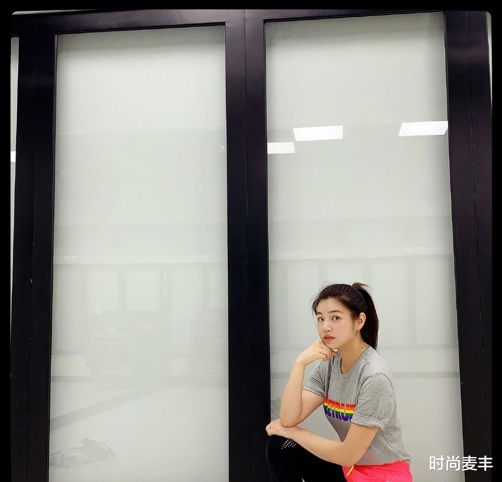 陈妍希■陈妍希晒运动照，穿灰色短袖扎马尾，脸圆圆的减龄又可爱
