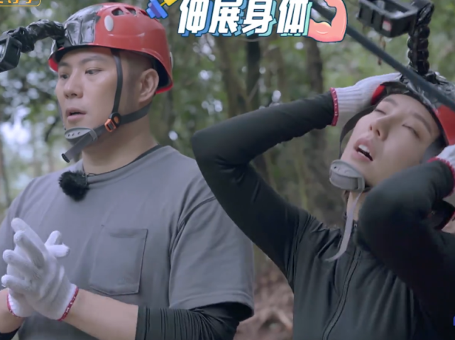 林心如|赵奕欢“挂在”男闺蜜身上打招呼，谁注意男方本能反应？男生看了都懂