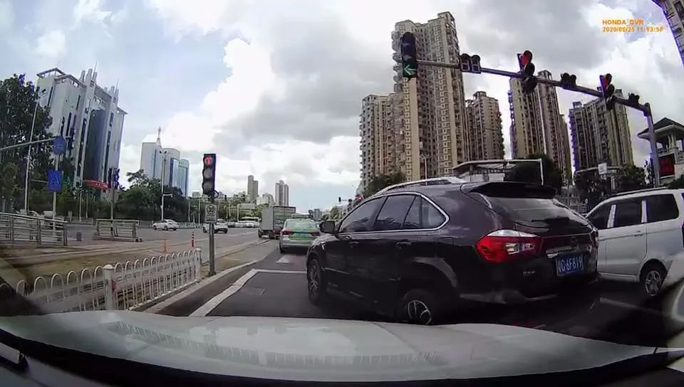「德阳」网友举报：鲁N面包车珠海大道逼停奥迪还动手拍车窗！调查结果反转！